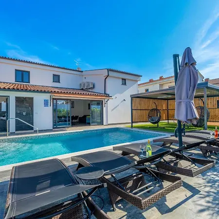 4 Sz Mit Bad En Pool Und Sommerkueche Holiday home Medulin