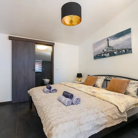4 Sz Mit Bad En Pool Und Sommerkueche Holiday home Medulin