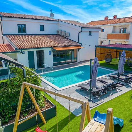4 Sz Mit Bad En Pool Und Sommerkueche * ميدولين