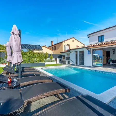 Сasa de vacaciones 4 Sz Mit Bad En Pool Und Sommerkueche *